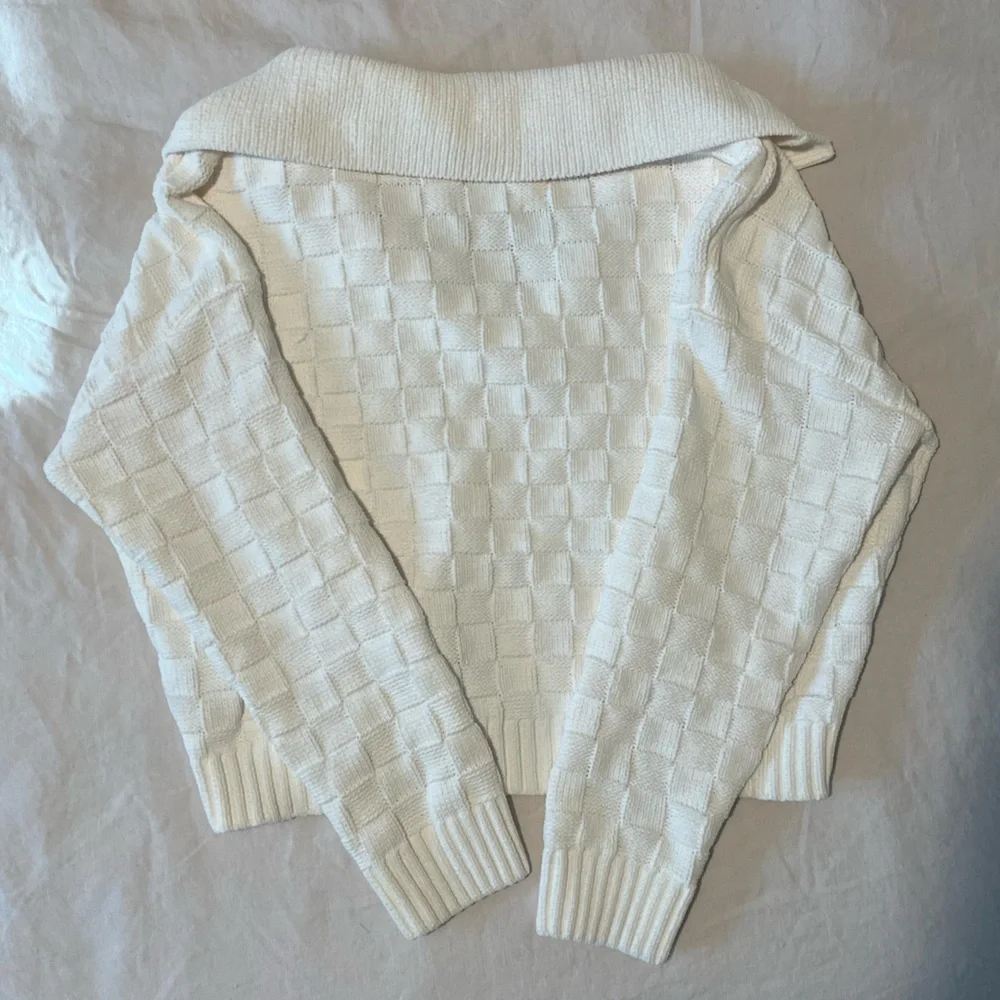 Abercrombie & Fitch V-Neck Collared Cream Sweater - Picture 5 of 5